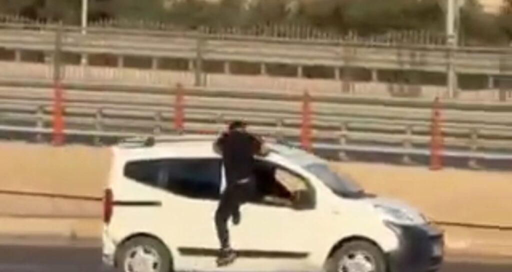 Kavga ettiği kardeşinin aracına tutunup, camdan girmeye çalıştı